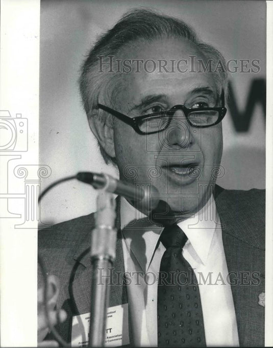 Press Photo Paul E. Hassett at Forum for Progress - mjb63157 - Historic Images