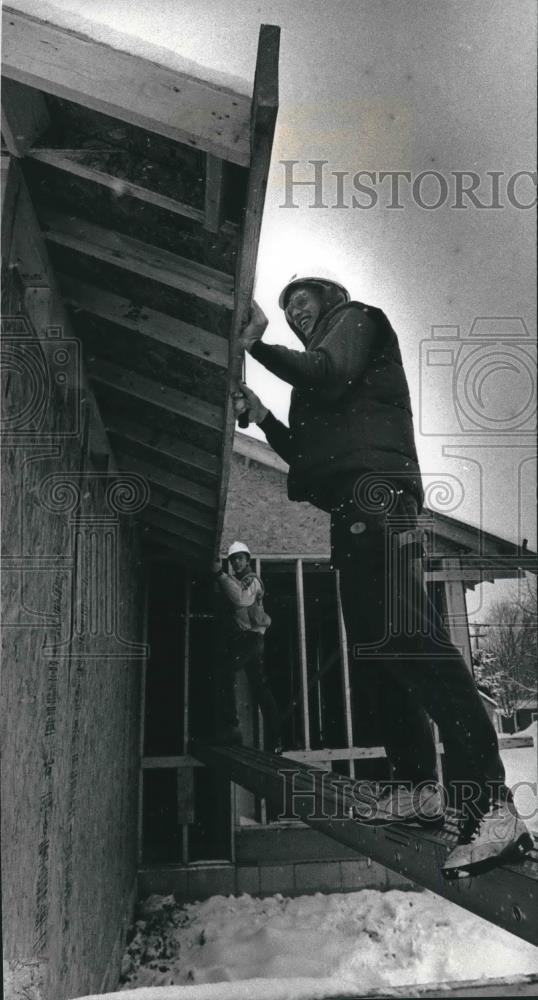 1992 Press Photo Wisconsin Hartford Union High School students build a house - Historic Images