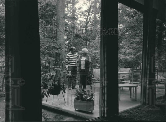 1985 Press Photo Warren and Marian Hahn Strolling Outside of Their Home - Historic Images