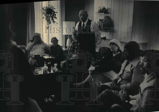 1984 Press Photo B.B Bell meets with residents of Brewers Hill Milwaukee - Historic Images