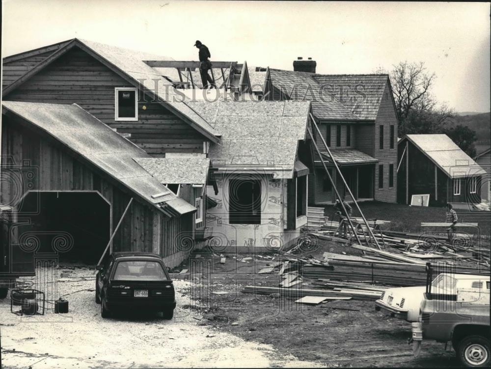 1987 Press Photo Homes Construction, Kisdon Hill in Waukesha Milwaukee - Historic Images