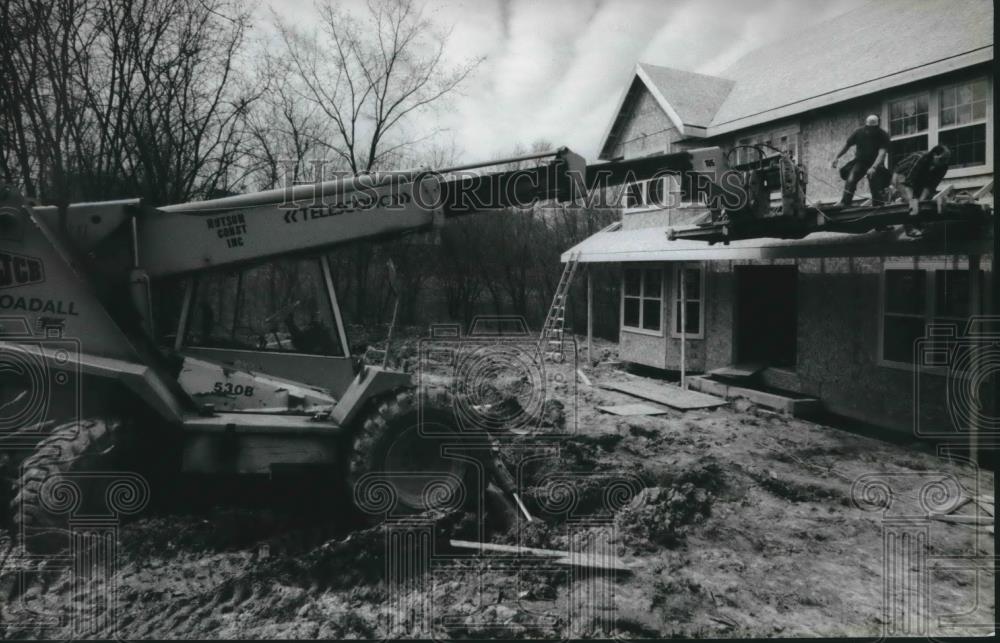 1993 Press Photo Steve Hutson of Hutson Construction works on home in Genesee - Historic Images