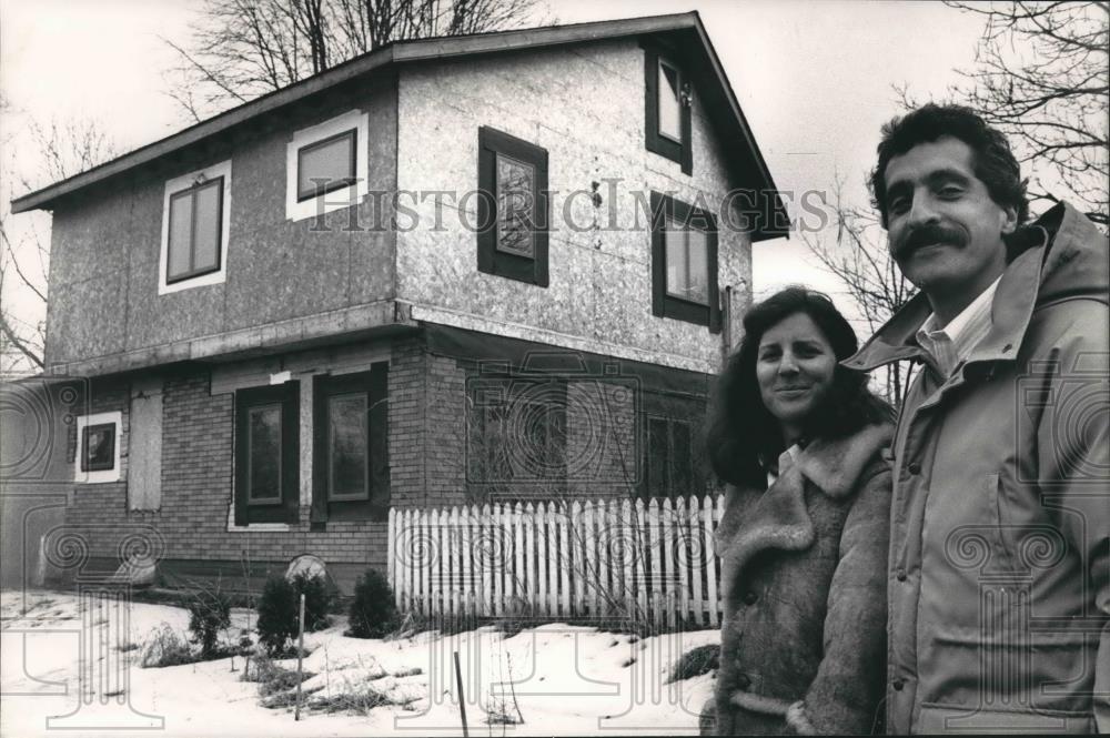 1989 Press Photo Kay and Mark Snopek remodeling home, to move in by Christmas - Historic Images