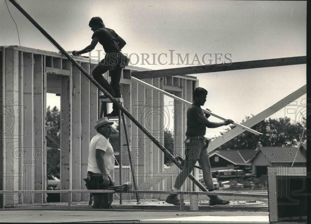 1987 Press Photo Construction workers in Regal Manors South subdivision - Historic Images