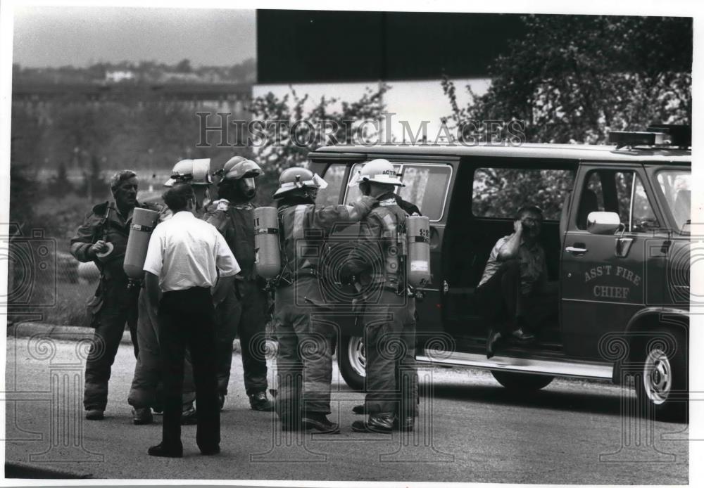 1990 Press Photo Waukesha firefighters at Holsum Food after chemical accident - Historic Images