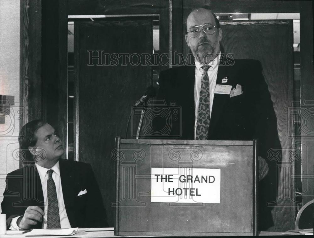 1990 Press Photo Lawrence Horbinski and Senator Bob Kasten, business conference - Historic Images