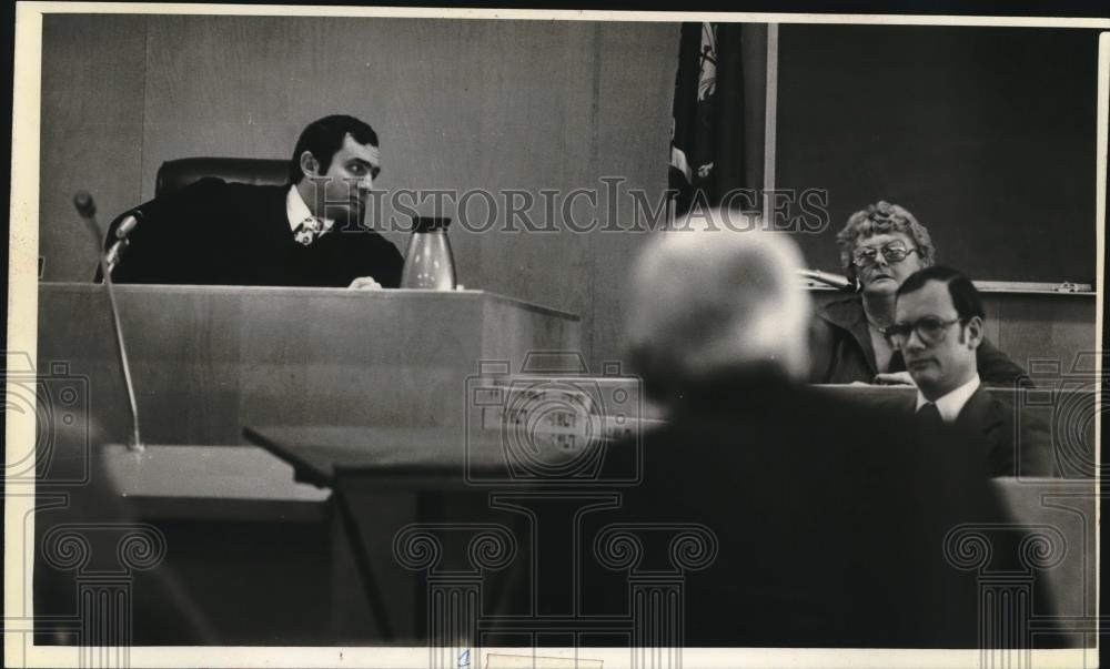 1980 Press Photo Judge Neal P. Nettesheim during hearing in Waukesha County - Historic Images