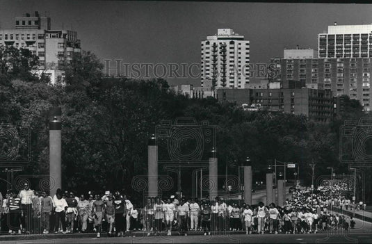 1989 Press Photo 4000 join The Grater Milwaukee Cup Walk - mjb63555 - Historic Images