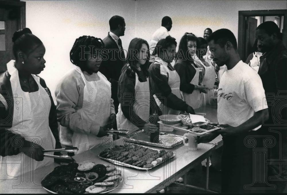 1992 Press Photo Middle School Students Volunteer At Milwaukee Rescue Mission - Historic Images