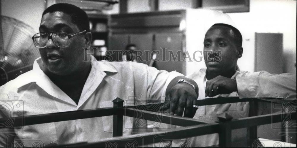 1992 Press Photo Rickey Griffin And Cotton Orlando Of Milwaukee Rescue Mission - Historic Images