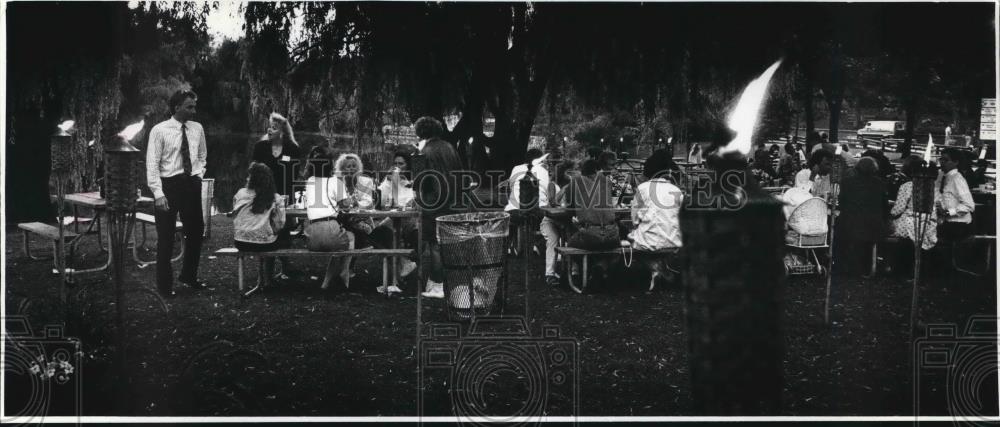 1993 Press Photo Guests eat by torchlight at Milwaukee Zoo for A LaCarte - Historic Images