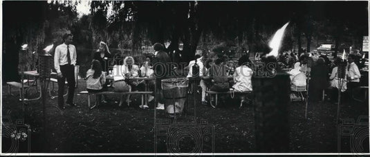 1993 Press Photo Guests eat by torchlight at Milwaukee Zoo for A LaCarte - Historic Images