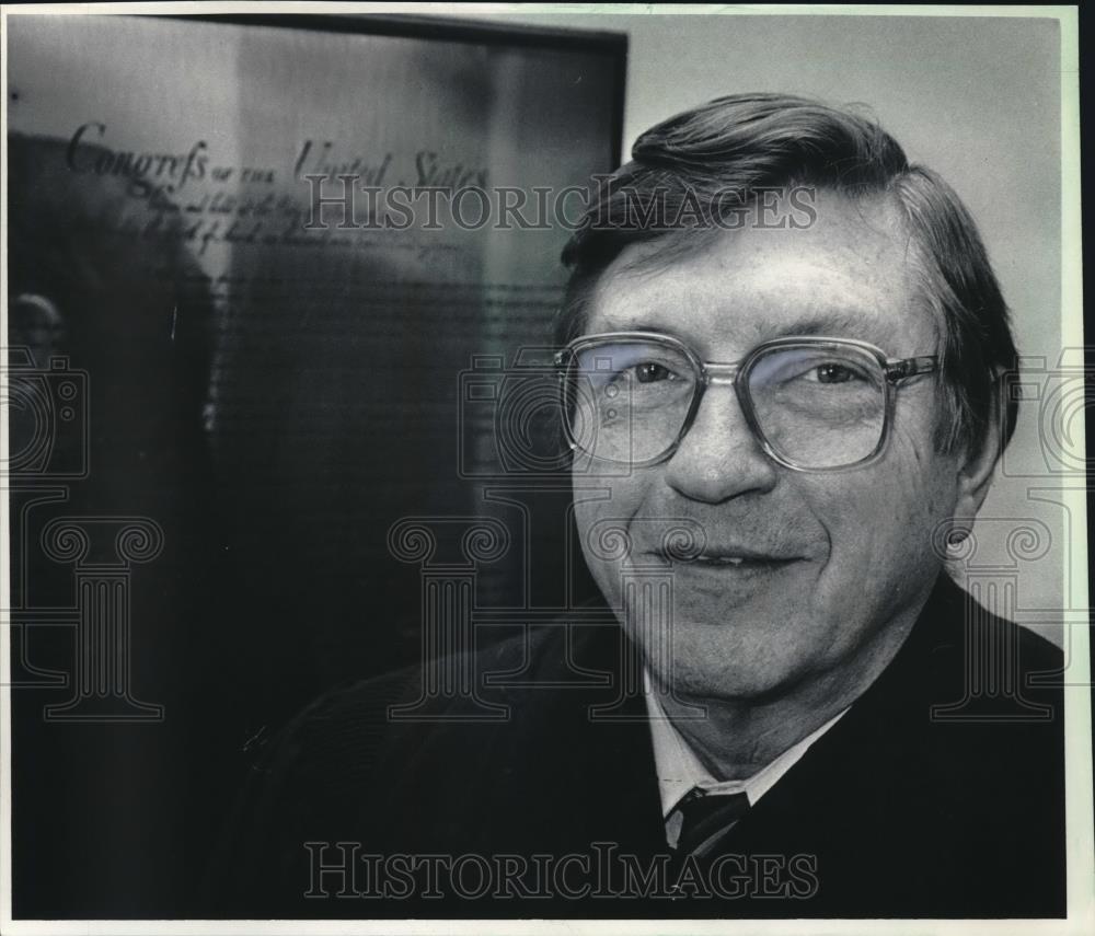 1985 Press Photo Chief bankruptcy judge, Dale Ihlenfeldt, retires after 18 years - Historic Images