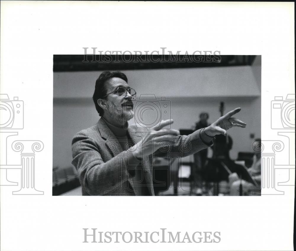 1991 Press Photo Karlos Moser conducting the &quot;Images of Labor&quot; chorus Milwaukee - Historic Images