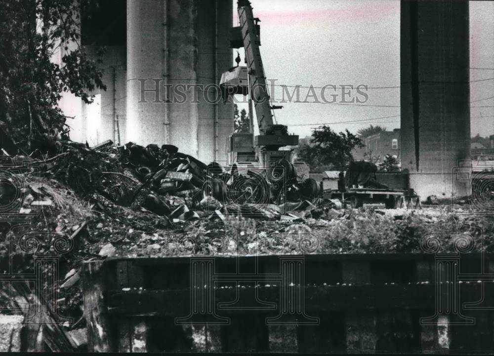 1989 Press Photo Debris from a junkyard often spills into Menomonee River - Historic Images