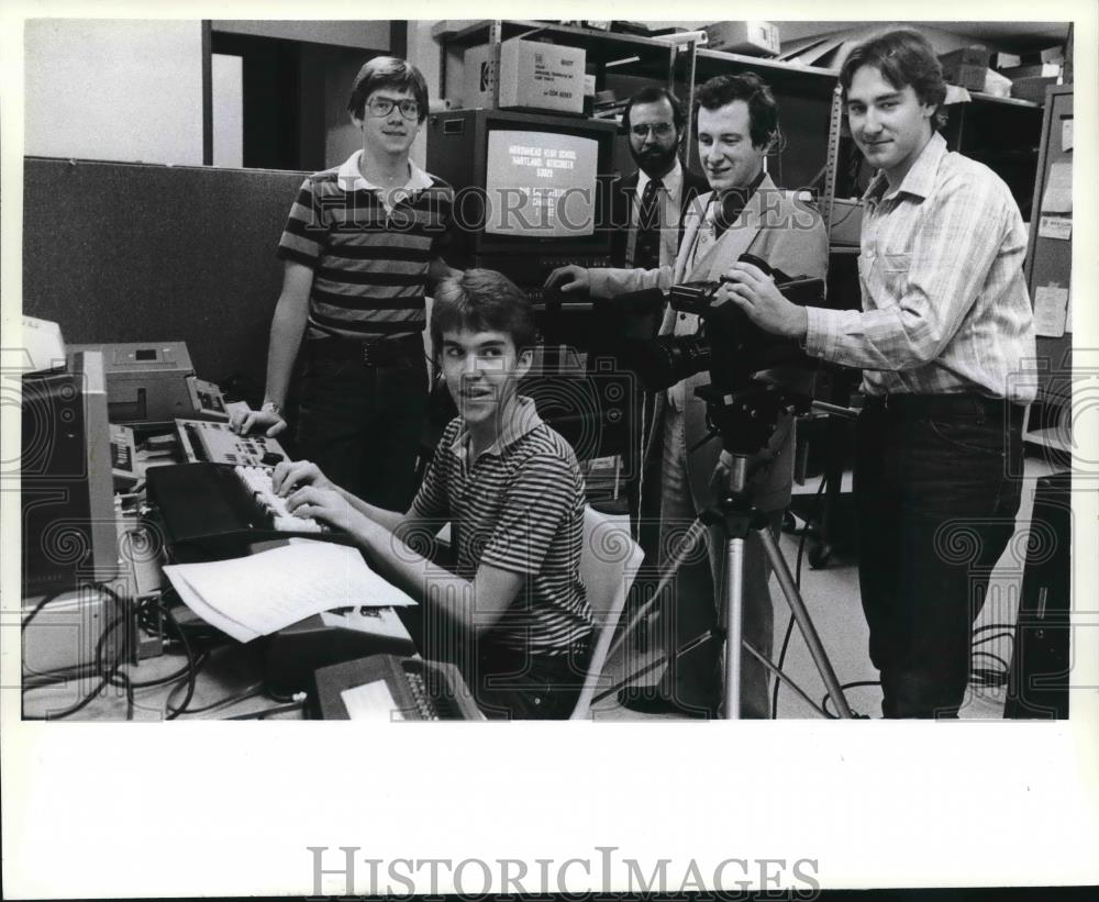 1982 Press Photo Arrowhead High School in Hartland has it's own television show - Historic Images