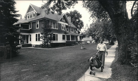 1986 Press Photo Postman Darrell Schultz delivering mail in Hartland. - Historic Images