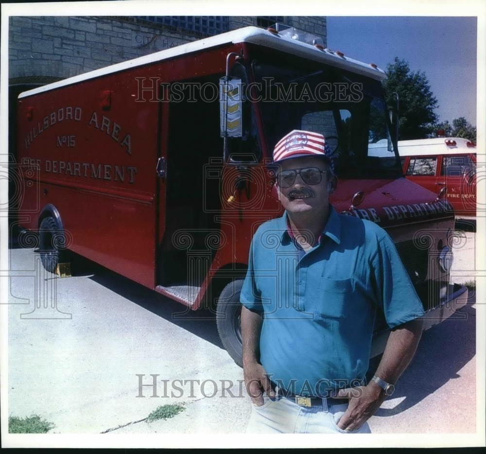 1993 Press Photo Fire Captain Ed Hardy with Rescue Vehicle, Hillsboro, Wisconsin - Historic Images