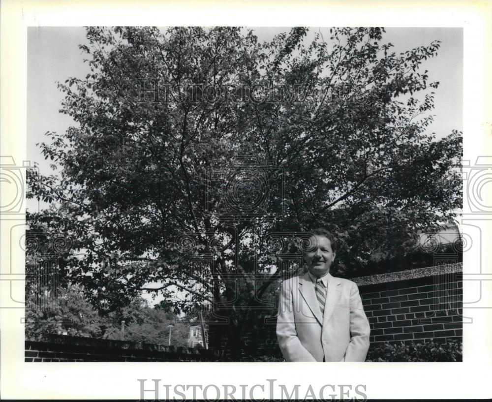 1985 Press Photo Professor Ed Hasselkus by tree, Apple Serviceberry, Wisconsin. - Historic Images