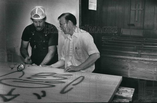 1990 Press Photo Pastor Negmay Vang, Hmong First Baptist Church removes graffiti - Historic Images