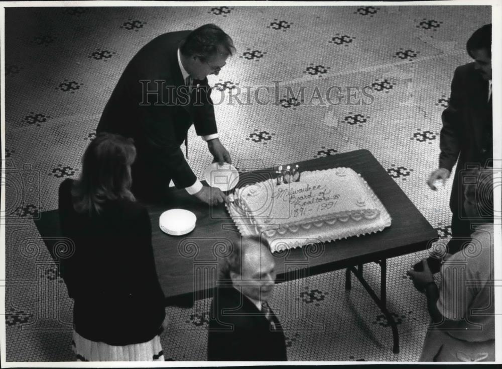 1991 Press Photo Milwaukee Board of Realtors 100th Birthday Celebration - Historic Images