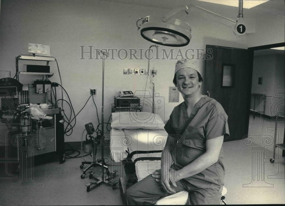 1985 Press Photo Andrew Radoszewski, Director of the Milwaukee Surgery Center - Historic Images