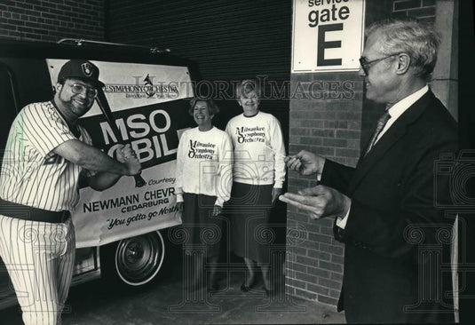 1988 Press Photo Women's Milwaukee Symphony ticket drive at County Stadium - Historic Images