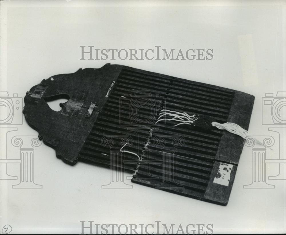 Press Photo A reed on needle for a back strap at the Museum in Wisconsin - Historic Images