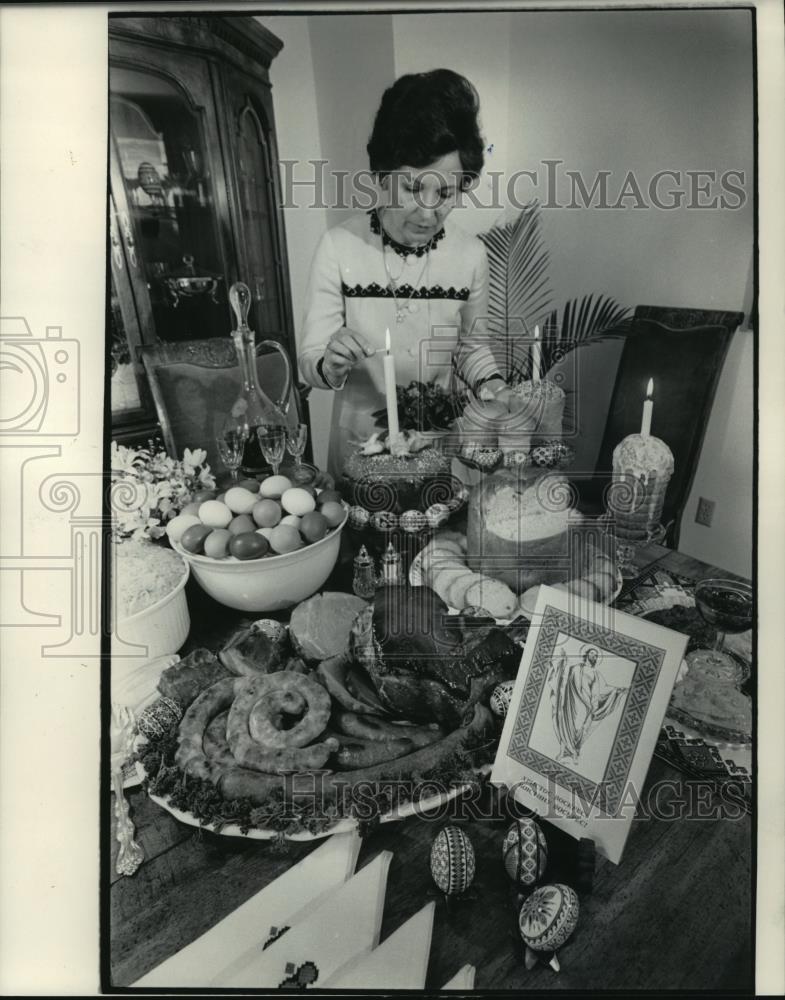 1984 Press Photo Milwaukee Raisa Doroshenko Prepares Ukrainian Easter Service - Historic Images