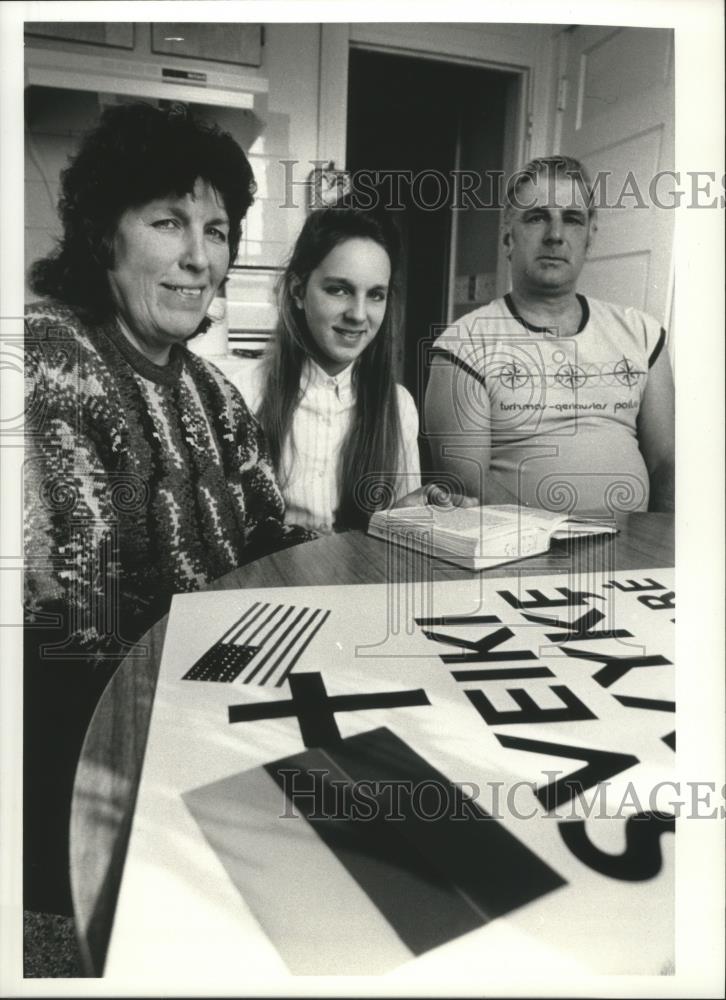 1991 Press Photo Mare, Nilda, and Jonas Pacevicius in Racine from Lithuania - Historic Images