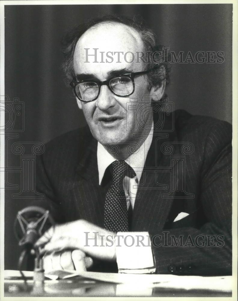 1982 Press Photo British Defense Secretary John Nott briefs reporters - Historic Images