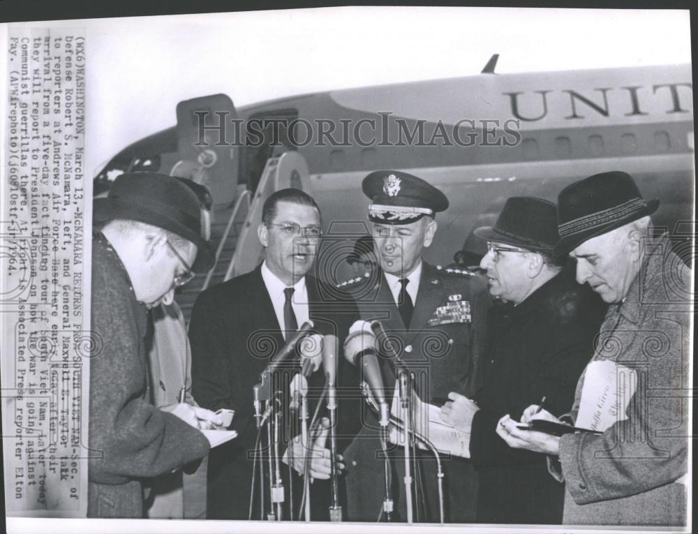 1964 Press Photo Robert S. McNamara Secretary Defense - RRV29219 - Historic Images