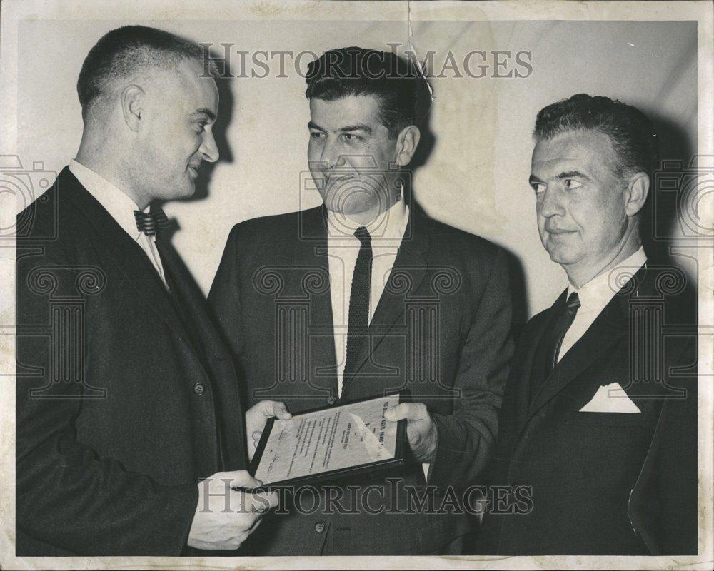 1962 Press Photo Ohare Presents Award to Sedmak - RRV52013 - Historic Images