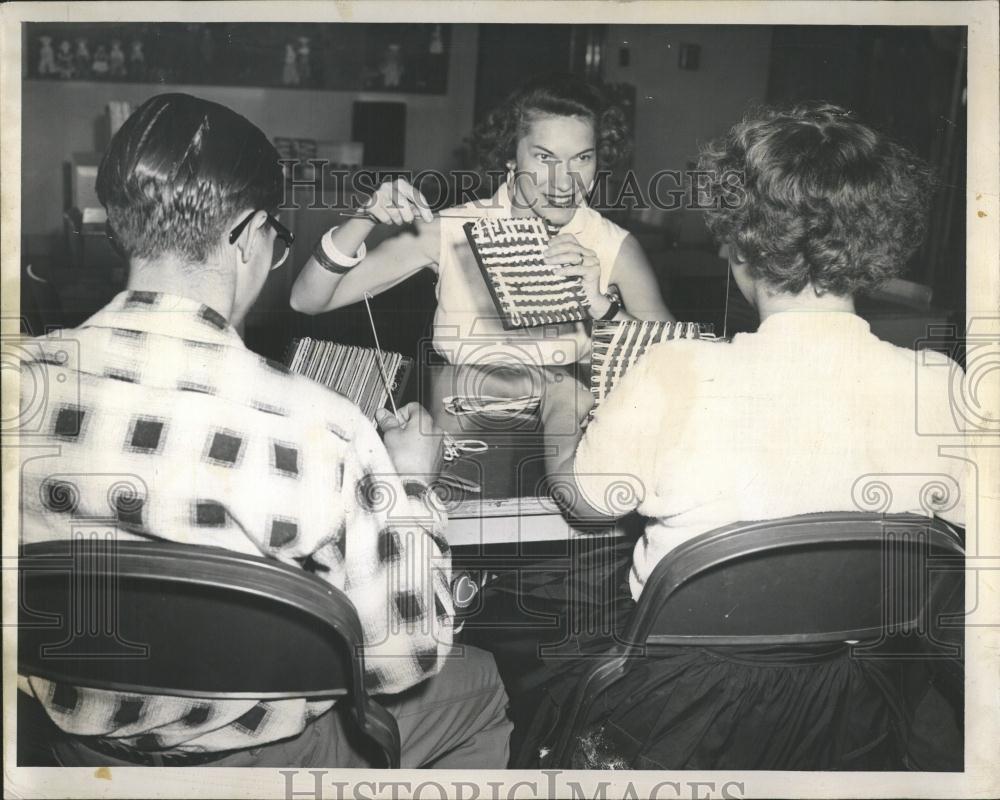 1956 Press Photo Liane Ohler Teacher Kid Weave School - RRV39797 - Historic Images