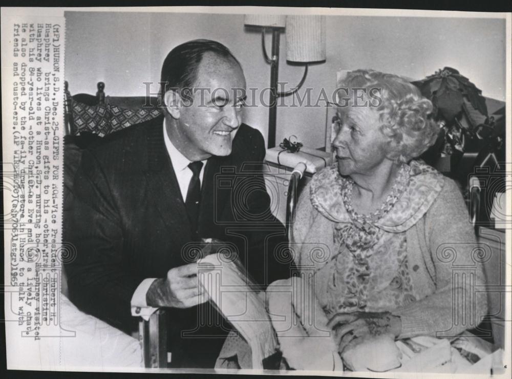 1965 Press Photo Vice President Humphrey Christmas - RRV18243 - Historic Images