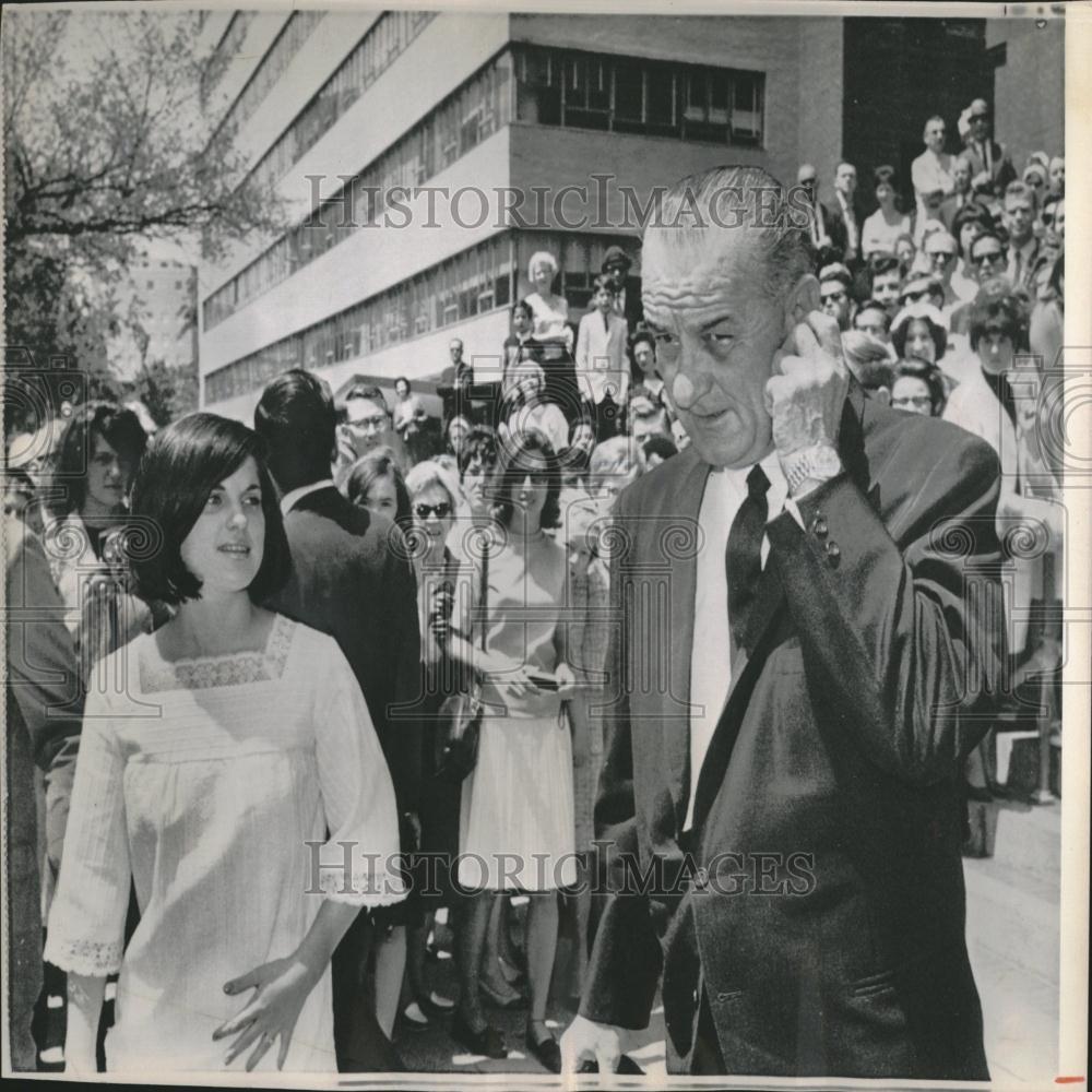 1966 Press Photo Pres. Johnson And Luci Leave Cathedral - RRV27045 - Historic Images