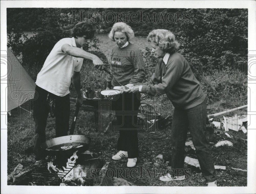 1980 Press Photo Ethel Kennedy And Family Barbecue - RRV48965 - Historic Images