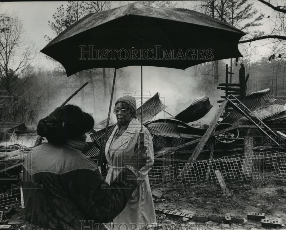 1987 Press Photo Alabama- Katie Thompson and Mary Collins near scene of fire. - Historic Images