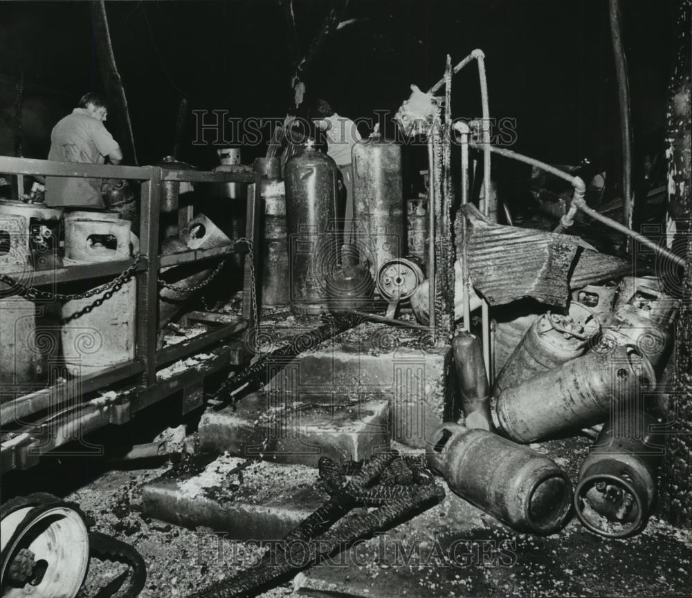 1981 Press Photo Alabama-Firemen and gas company employees remove gas cylinders. - Historic Images