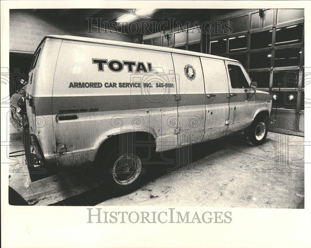 1981 Press Photo Armored Car Robberies Total Service - RRV58379 - Historic Images