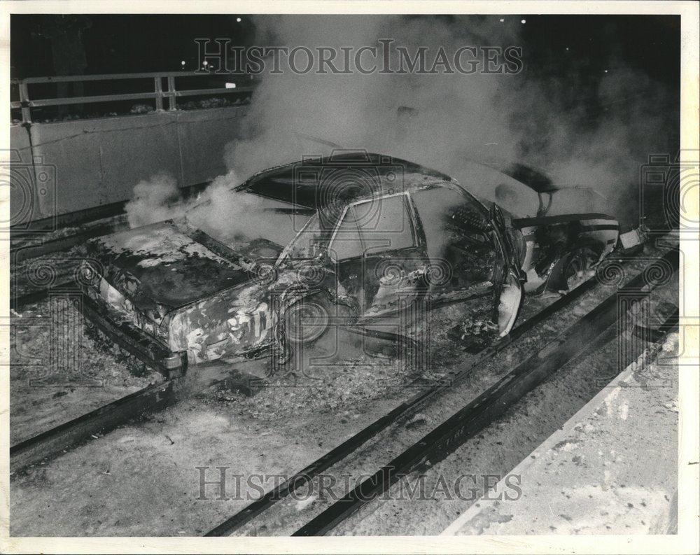 1985 Press Photo South Bound Car Burns Kennedy Expy - RRV01047 - Historic Images