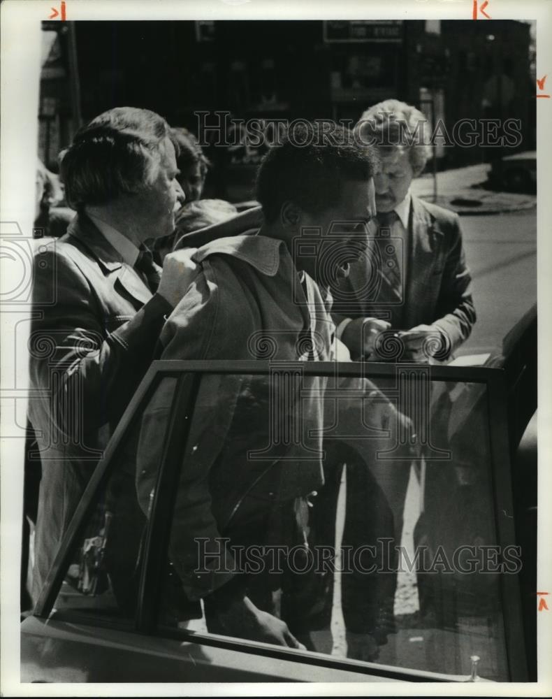 Press Photo Alabama-Birmingham detectives prepare to handcuff suspect. - Historic Images