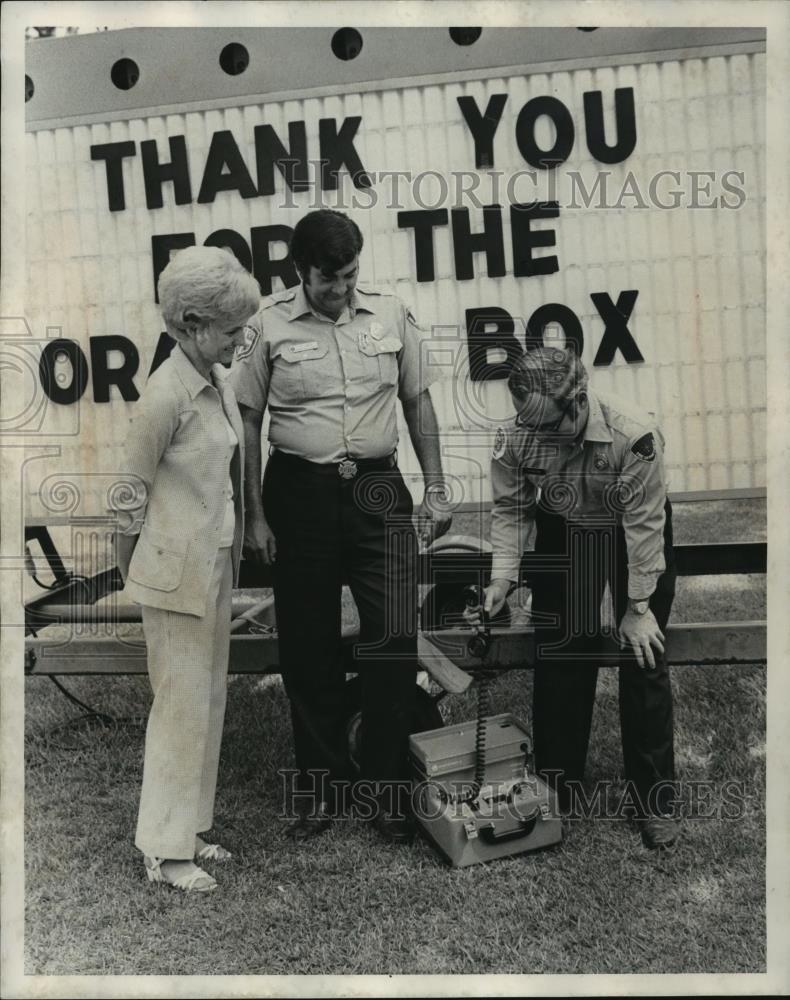 1977 Press Photo Alabama-Paramedic shows off new unit to club member and EMT. - Historic Images