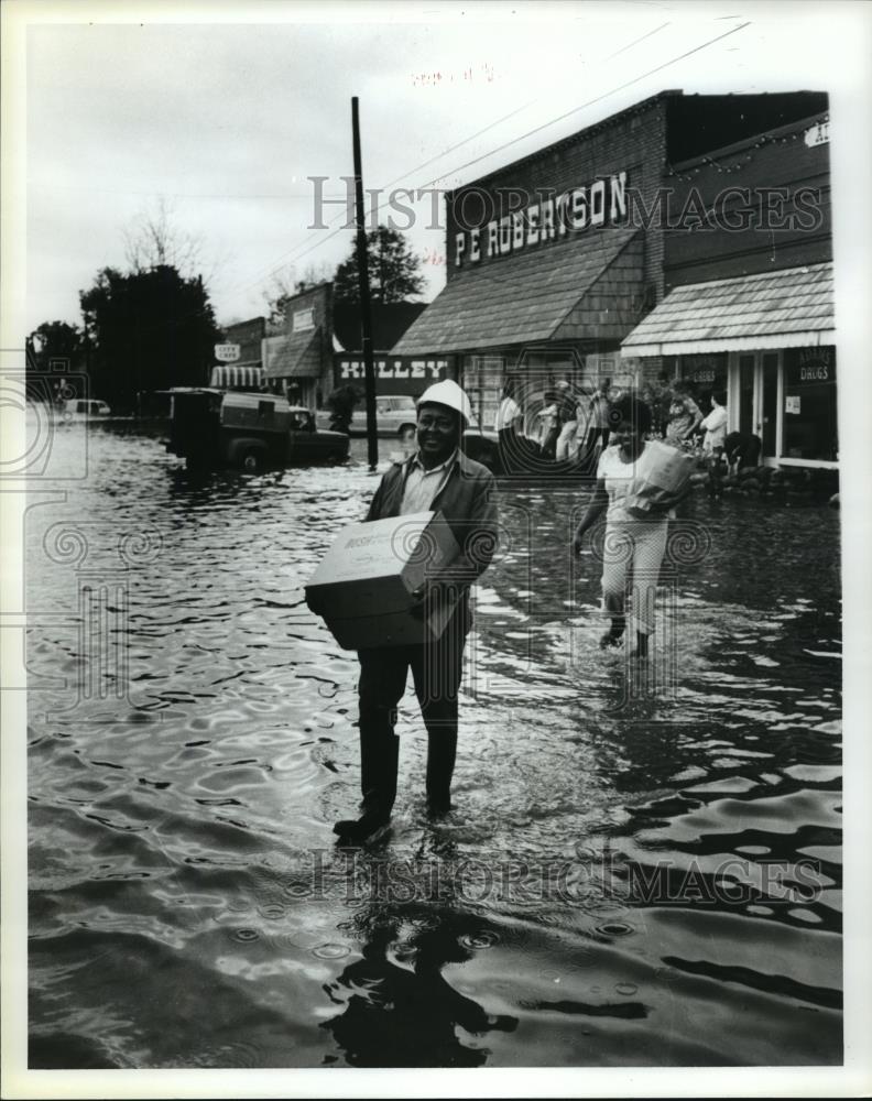 1979 Press Photo Alabama residents carry supplies through the flood waters. - Historic Images