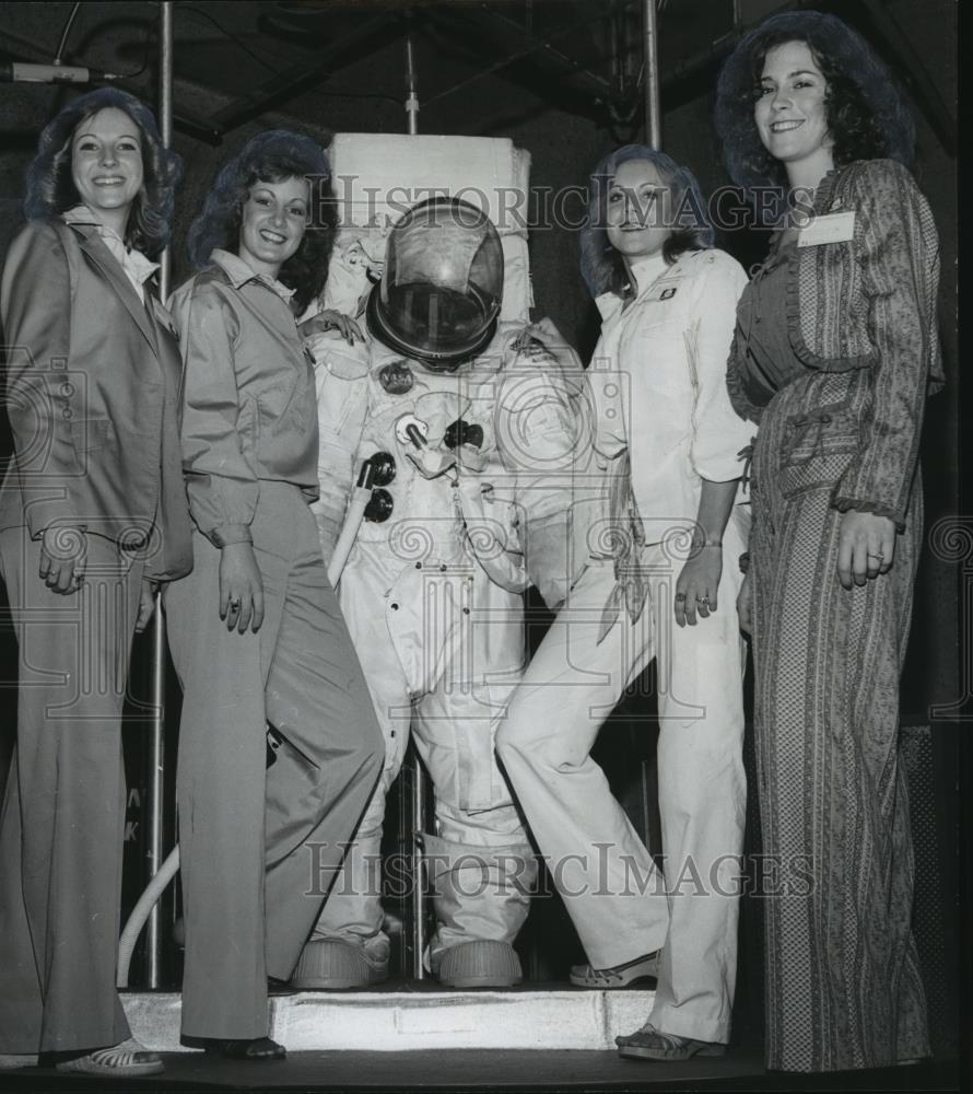 1978 Press Photo Huntsville-Alabama Maid of Cotton contestants tour space center - Historic Images