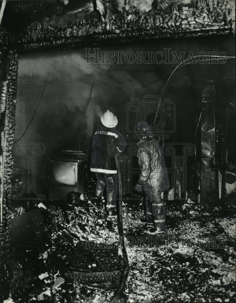 1979 Press Photo Firemen Finish Extinguishing Home Fire, Birmingham, Alabama - Historic Images
