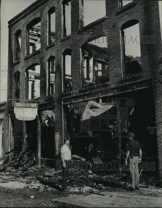1978 Press Photo Hotel Resident and Officer Survey Hotel Fire Damage, Alabama - Historic Images
