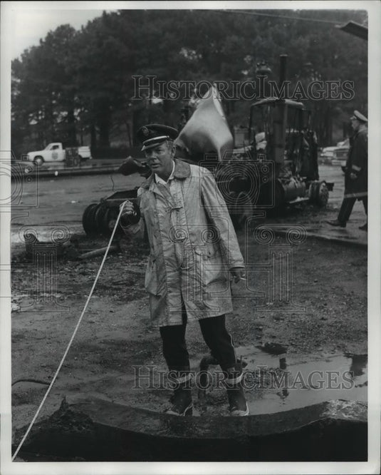 1976 Press Photo Firemen at Scene of Deadly Explosion, Fire, Gadsden, Alabama - Historic Images