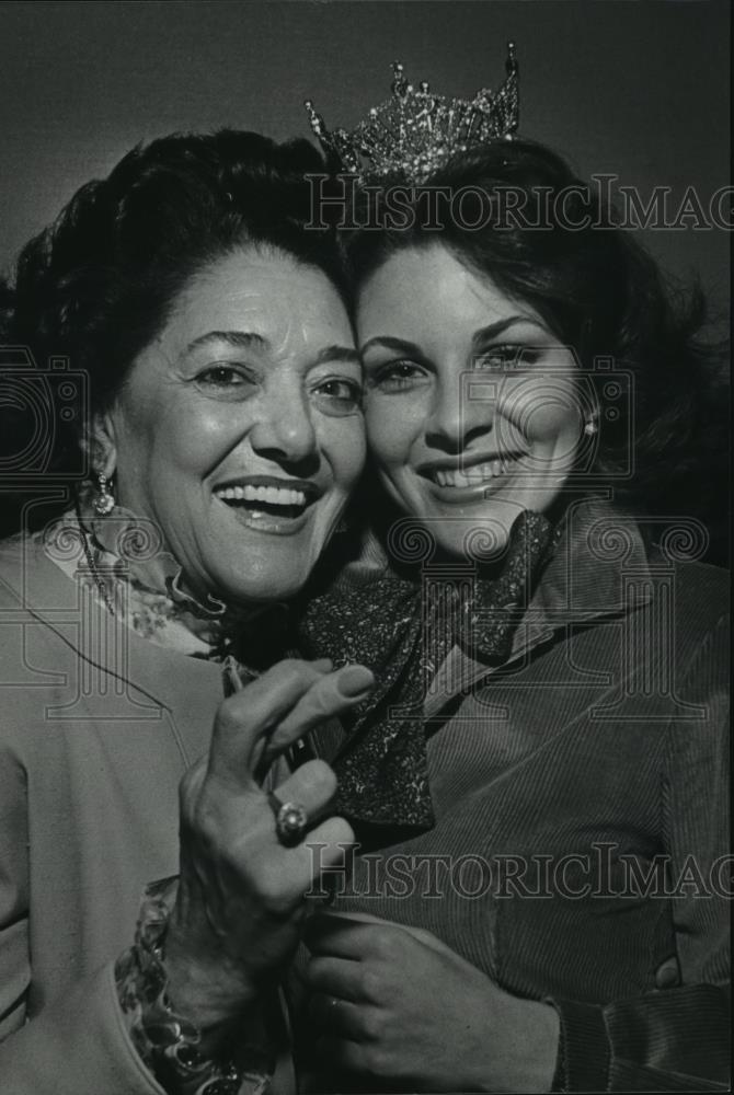 1982 Press Photo Birmingham-Miss Alabama, Yolanda Teresa Fernadez and her mother - Historic Images