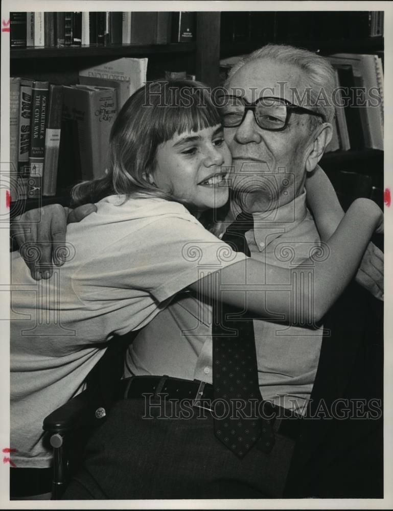 1990 Press Photo Alabama-Candice Elliott hugs her grandfather, Carl Elliott. - Historic Images